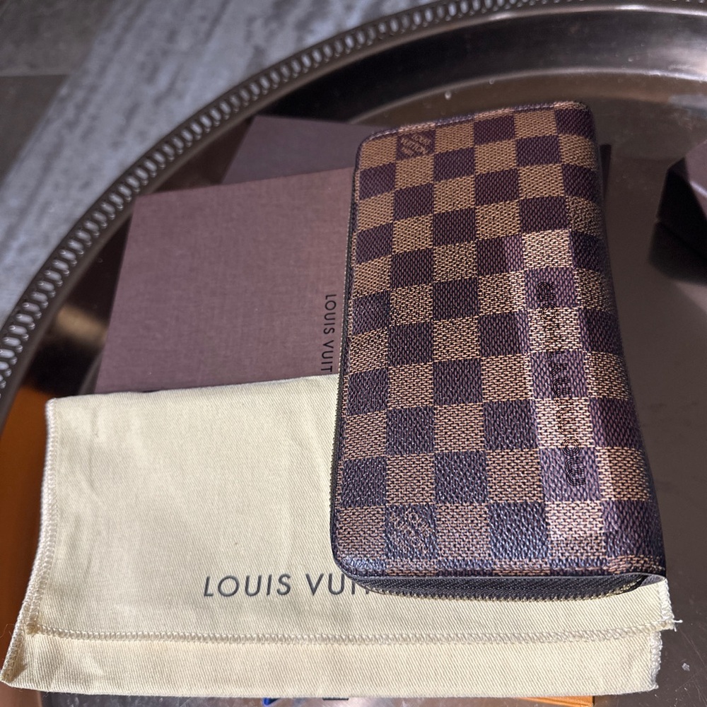 LOUIS VUITTON Damier Long Zippy Wallet - Picture 2 of 8